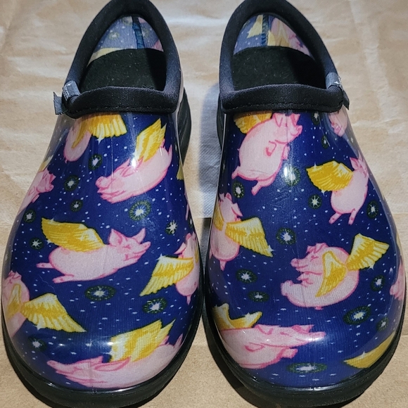 Sloggers Blue Garden Clogs with Flying Pigs - Picture 2 of 5